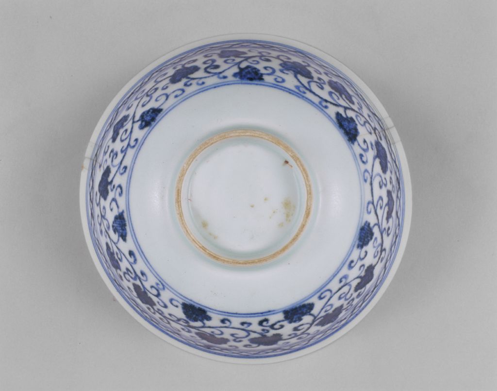 中国美術 金彩 纏枝蓮花紋 碗 永楽年製 φ12cm(LC224) 青花加金彩缠枝苜蓿花纹碗- 故宫博物院